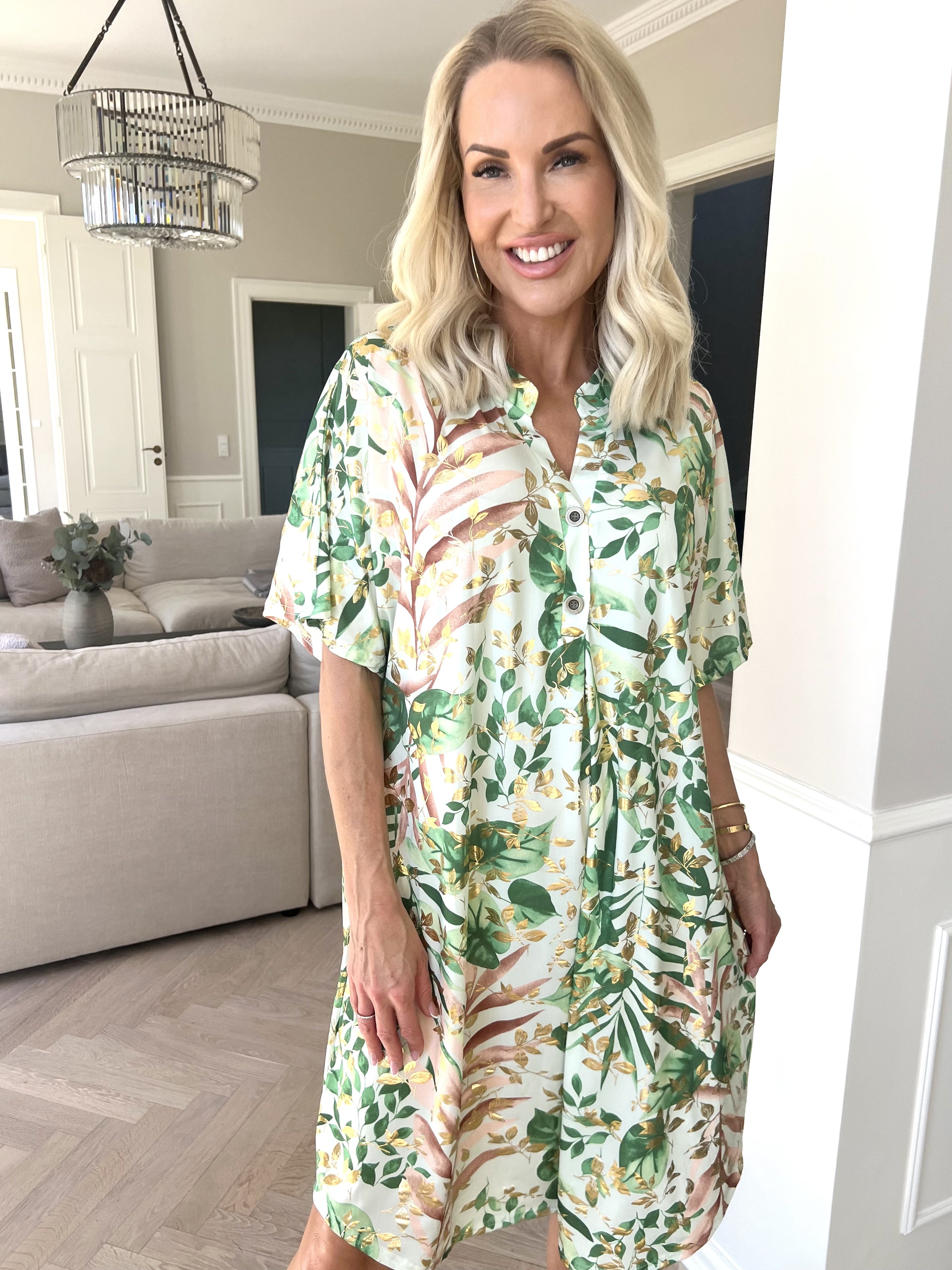 Ebba Gold Leaf Sleeveless - Skjortekjole i elastisk stof med bladprint